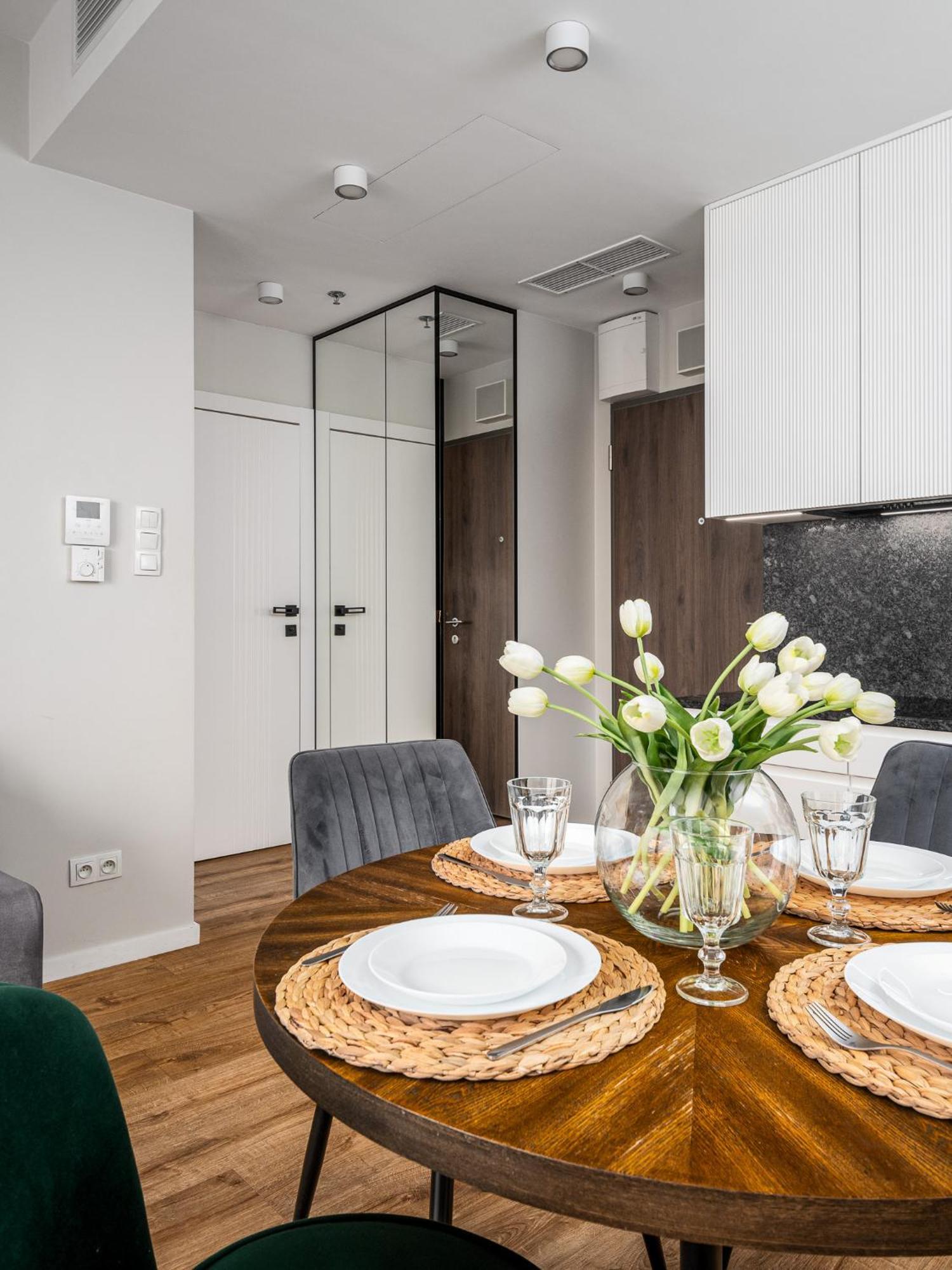 Wola Tower Deluxe Separate Bedroom With Free Garage - By Perfect Apart Варшава Стая снимка