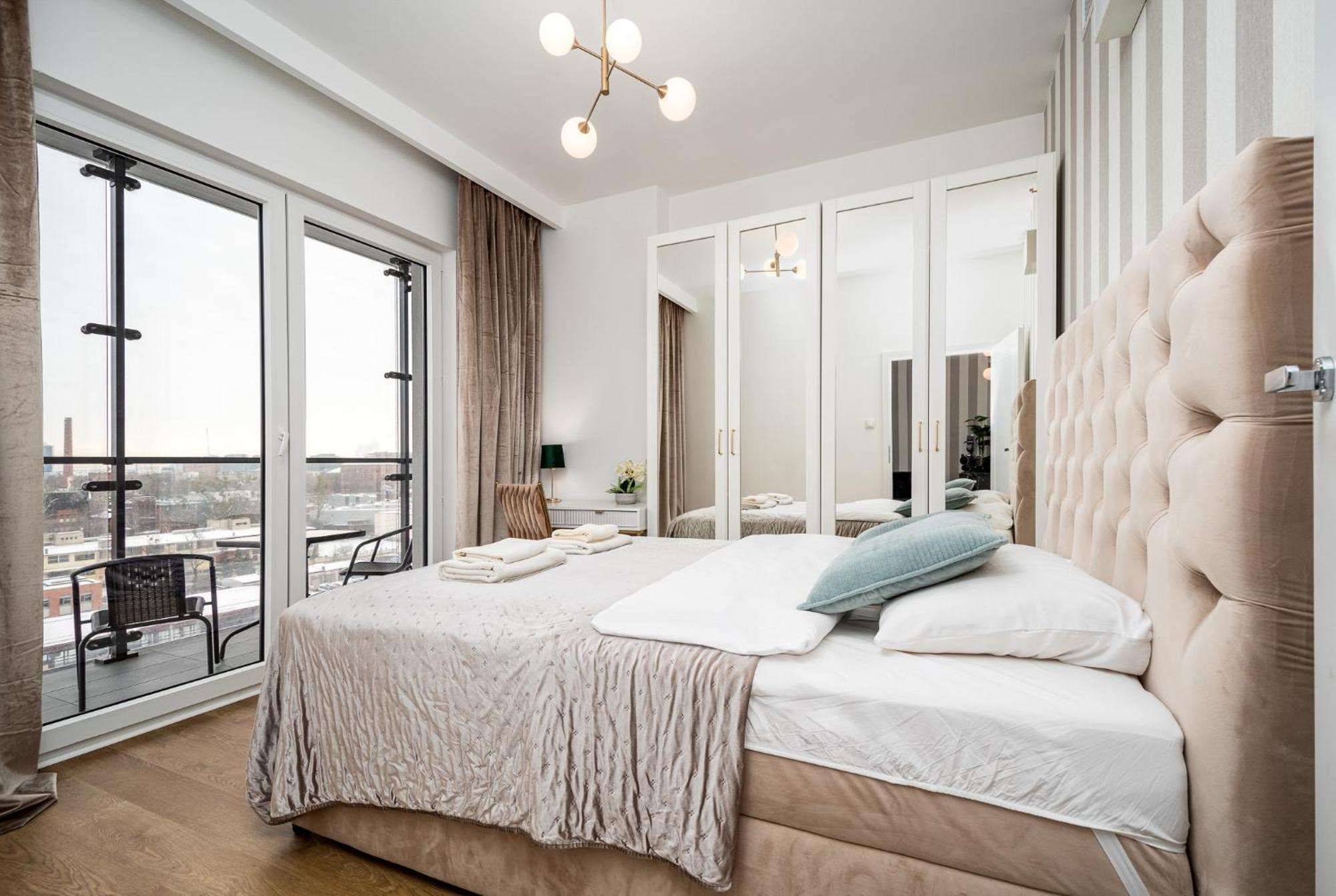 Wola Tower Deluxe Separate Bedroom With Free Garage - By Perfect Apart Варшава Екстериор снимка